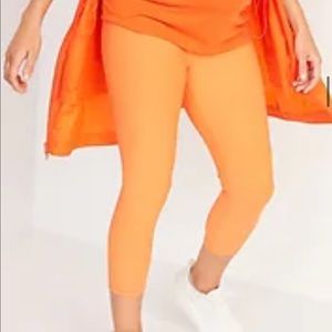 Maternity Full Panel PowerSoft Crop Leggings
Color:
Solaria